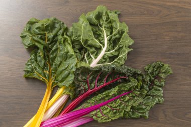 Chard Çiçek sapları sarı, pembe ve kırmızı renklerde olan yaprakları