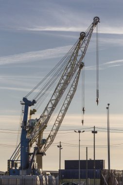 Vinçler Sagunto bağlantı noktası, ağ kabloları, ışıklar ve kapları, endüstriyel altyapı, Sagunto, Valencia, İspanya