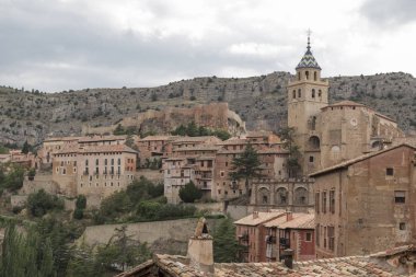 Kasaba kilise kule sol tarafında, Teruel, Aragon, İspanya içinde Albarracin kaleden görünümü