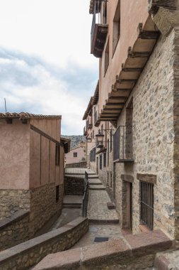 çeşitli Heights Albarracin, Teruel, İspanya ortaçağ köyü üst kısmında dar sokak