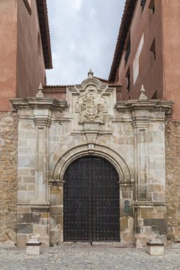 Kasaba kilise kule sol tarafında, Teruel, Aragon, İspanya içinde Albarracin kaleden görünümü