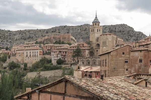 左側にある テルエル アラゴン スペインの教会の塔 町の中からアルバラシンの城の眺め — ストック写真