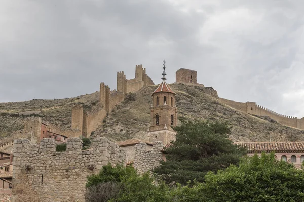 Pohled Hrad Albarracin Uvnitř Města Věž Kostela Levé Straně Hlasatel — Stock fotografie