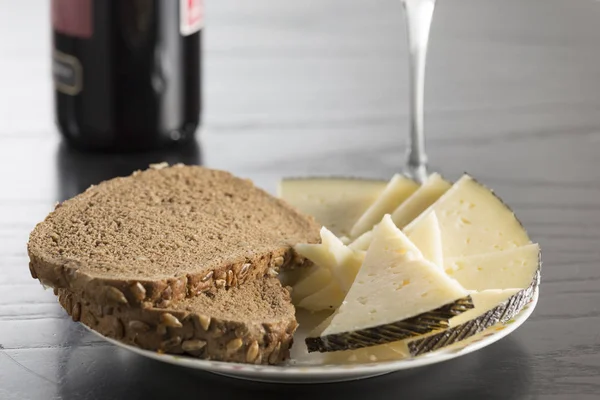 Prato Queijo Curado Com Pão Centeio Fundo Parece Copo Uma — Fotografia de Stock