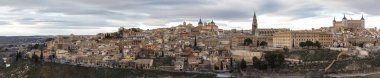 Toledo castilla la mancha, İspanya'nın başkenti, nehrin diğer tarafındaki panoramik görünümü'nde