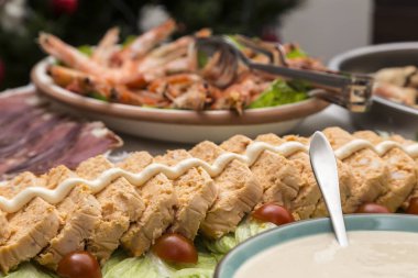 Balık köftesi, deniz ürünleri, söğüş, sos, büfe, bereket Festivali Noel için hazır