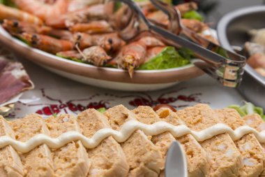 tepsiler gıda, et, soğuk etler, balık köftesi, arka planda, deniz ürünleri farklı plakalı tüm büyük bir Noel yemeği için hazırlanan