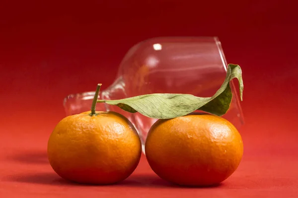 Mandarine Und Glasbecher Saftform Auf Rotem Hintergrund — Stockfoto