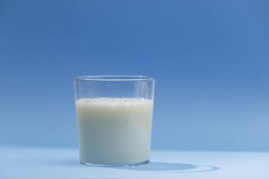 mavi Akdeniz arka plan üzerinde izole süt