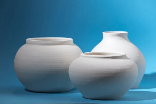 Drei Keramikgefäße Roh Auf Blauer Oberfläche Endloser Hintergrund — Stockfoto