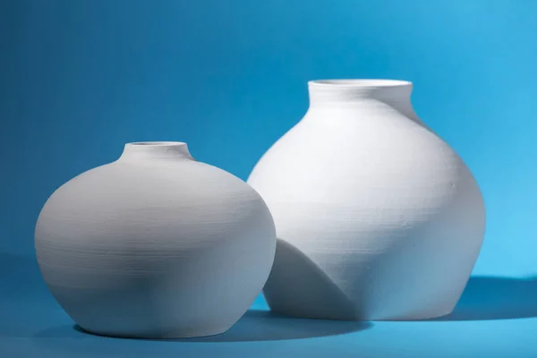 Zwei Keramikgefäße Roh Auf Blauer Oberfläche Endloser Hintergrund — Stockfoto