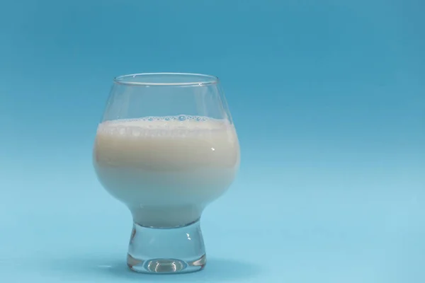 Стакан Молока Изолированного Голубом Средиземноморском Фоне — стоковое фото