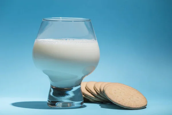 Vetro Latte Con Biscotti Vassoio Uno Sfondo Assolutamente Azzurro Può — Foto Stock