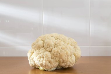 Mutfak masasının üzerinde yerleştirilen ham karnabahar