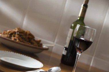 bardak şarap ve makarna tabağı, yalnız bir ziyafet için hazırlanan tablo