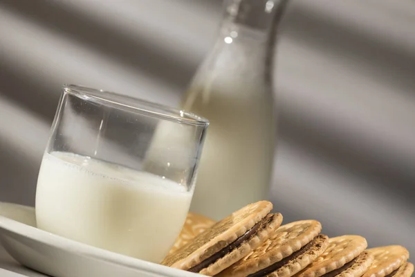 Colazione con latte e biscotti — Foto Stock