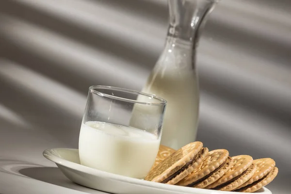 Colazione con latte e biscotti — Foto Stock