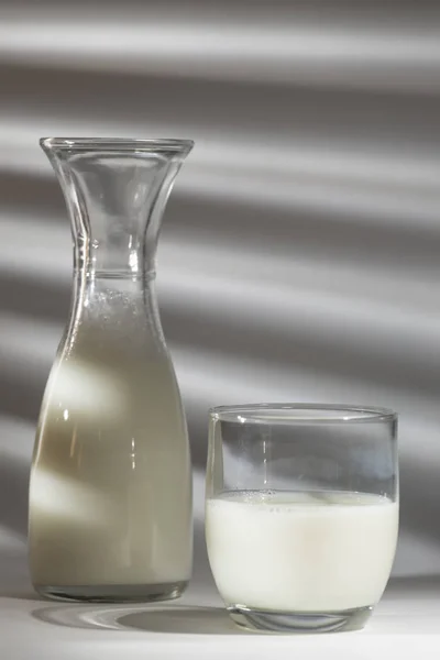 Ποτήρι και μπουκάλι γάλα για πρωινό — Φωτογραφία Αρχείου