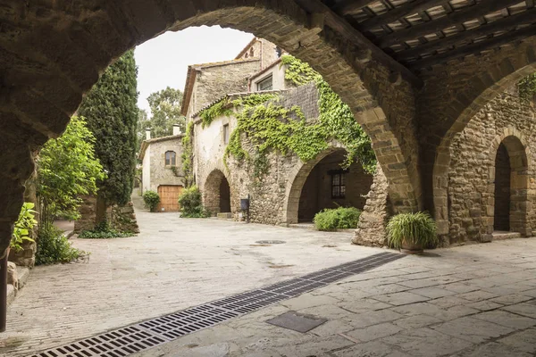 Monells, Girona, medieval town in Catalonia, Spain — Stock Photo, Image