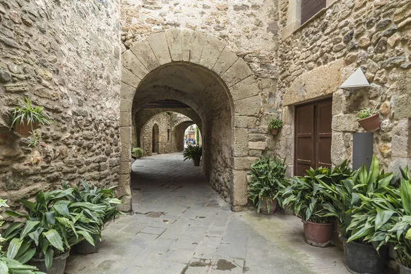 Street with arches in medieval village in Gerona, Monells, Catal — Stock Photo, Image