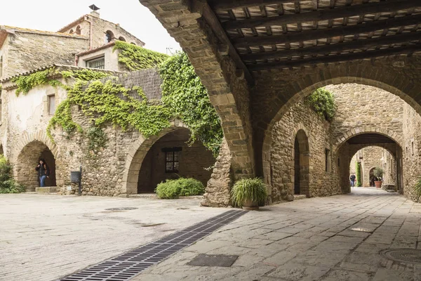 Монеллы, Жирона, средневековый город в Каталонии, Испания — стоковое фото