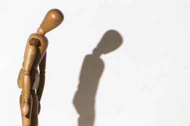 Eklemli bebek üzgün.