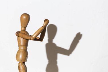 Eklemli bebek mutlu ve alkışlıyor.