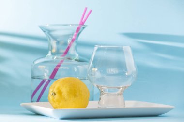 Limonata yapmaya hazırlanıyor.