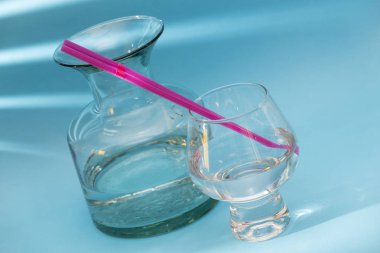 Mavi bir dünyada cam bir şişede su