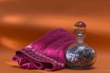 Banyo malzemeleri, banyo havlusu ve tuz.