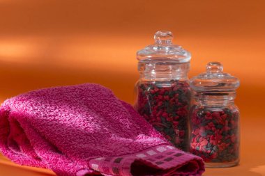 Sıcak renkler içinde banyoya hazırlanıyorum.