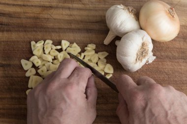 Mutfak masası, malzemeleri hazırlama, sarımsağı bölme.