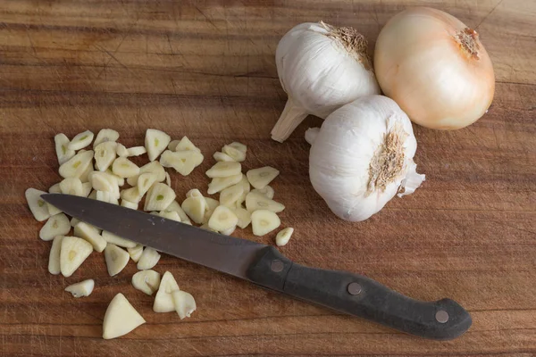 Kitchen Table Preparing Ingredients Splitting Garlic — Stock Photo, Image