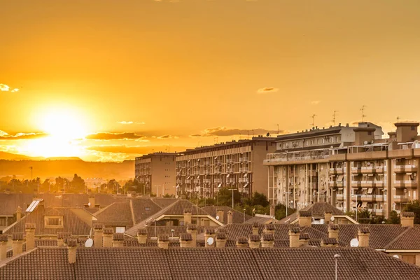 Gün batımının Sagunto limanından bakıldığında güneş Sierrra, Valencia, İspanya 'nın arkasında saklanıyor.