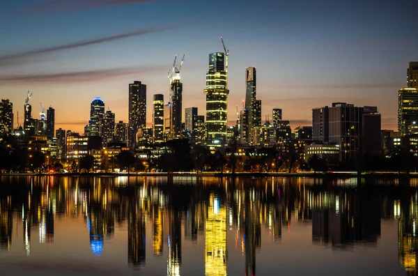 Durgun Suda Yansıyan Uzun Pozlu Fotoğrafçılık Melbourne Şehrinin Yansımaları Alacakaranlıkta — Stok fotoğraf