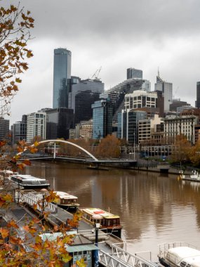 Melbourne 'da sakin bir COVID kış günü şehrin yarra nehrinin karşısında uyumasını izliyor.