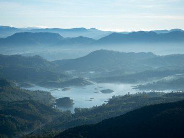 Adams Peak Sri Pada 'nın zirvesinden Sri Lanka Lisesi' ne güneşli bir sabah manzarası