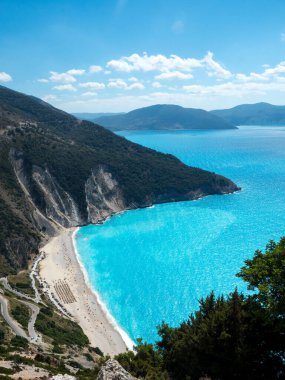 Korfu ve Kefonya adasını çevreleyen muhteşem mavi sular. Yunan adası Kefonia 'daki tuhaf küçük sahil kasabası mükemmel bir resim.