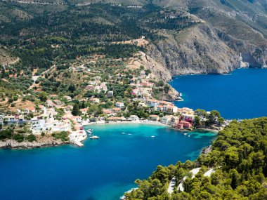 Korfu ve Kefonya adasını çevreleyen muhteşem mavi sular. Yunan adası Kefonia 'daki tuhaf küçük sahil kasabası mükemmel bir resim.