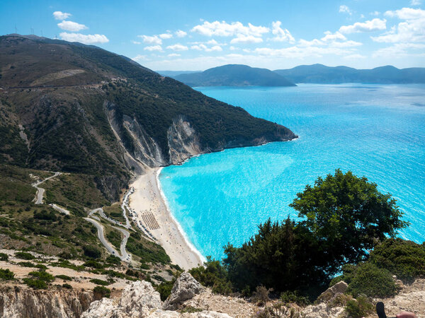 великолепные голубые воды окружают остров Корфу и Кефалония. Quaint небольшой пляжный городок assos asos на греческом острове Кефалония является идеальным местом для встречи