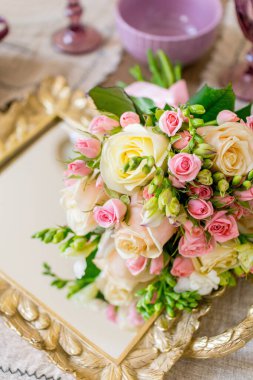 Ayna tepsisinde düğün buketi