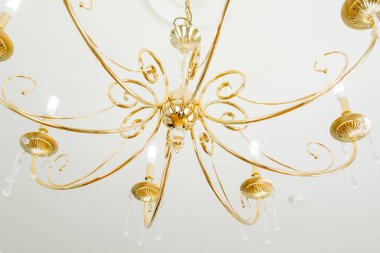 Güzel altın kaplama, bukleli avize.