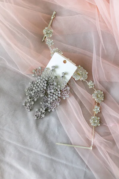 Pembe tül üzerinde düğün mücevherleri