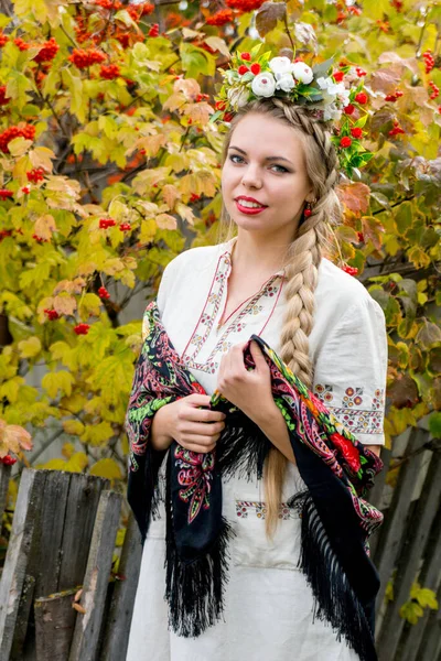 Ruský Dívka Národní Šaty Podzimní Zahradě — Stock fotografie