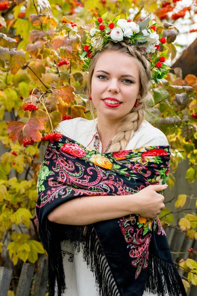 Menina Russa Vestido Nacional Jardim Outono — Fotografia de Stock