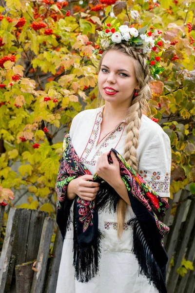Russisches Mädchen Nationalkleidung Herbstlichen Garten lizenzfreie Stockfotos