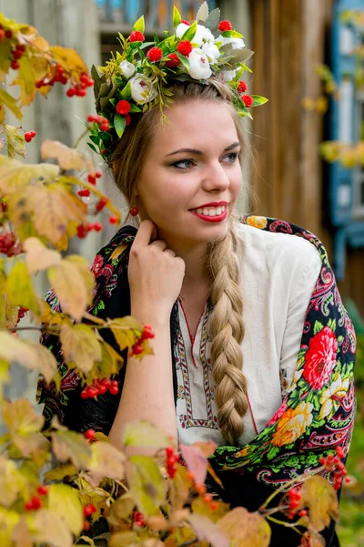 Russisches Mädchen Nationalkleidung Herbstlichen Garten Stockfoto