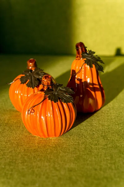 Yeşil arka planda seramik dekoratif balkabakları