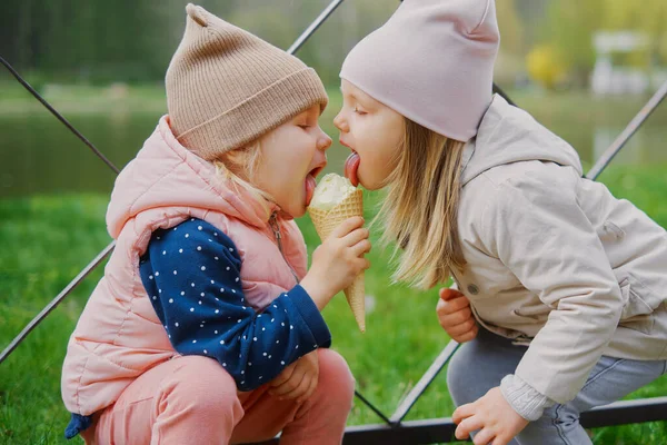 Девочки 3-х лет вместе едят мороженое в парке — стоковое фото