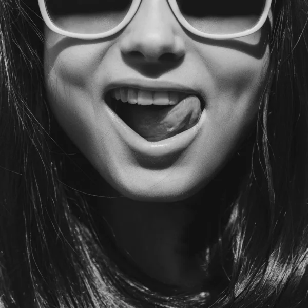 Portrait sensuel d'une femme avec des lunettes — Photo